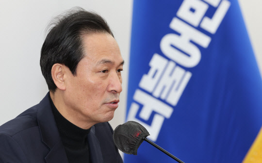 이태원 압사 참사 국회 국정조사특별위원회 위원장인 우상호 더불어민주당 의원이 18일 오후 서울 여의도 국회 본관에서 기자간담회를 하고 있다.<연합뉴스>